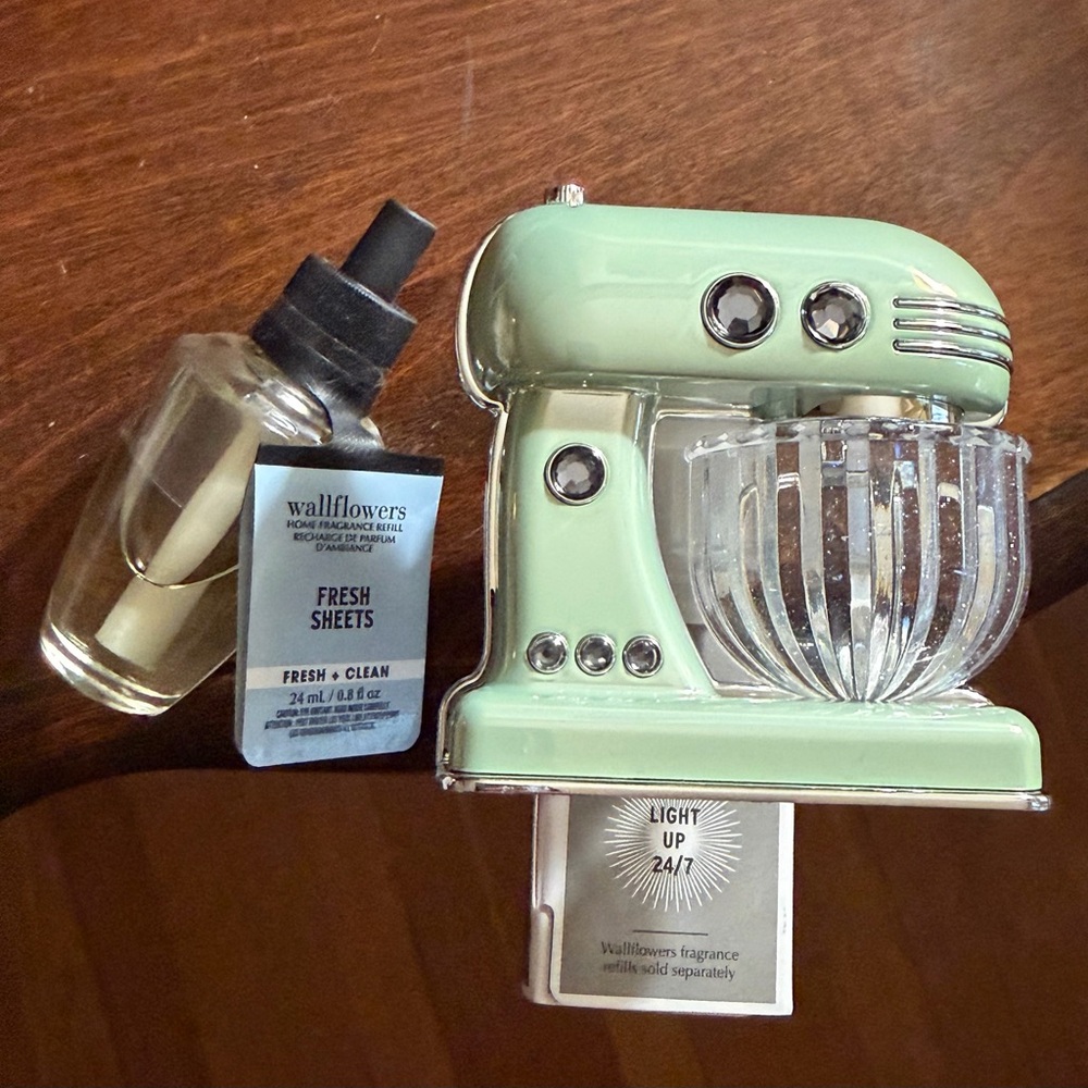 Bath & Body Works VIRAL Kitchen Stand Mixer Green Wallflower Plug & New Refill